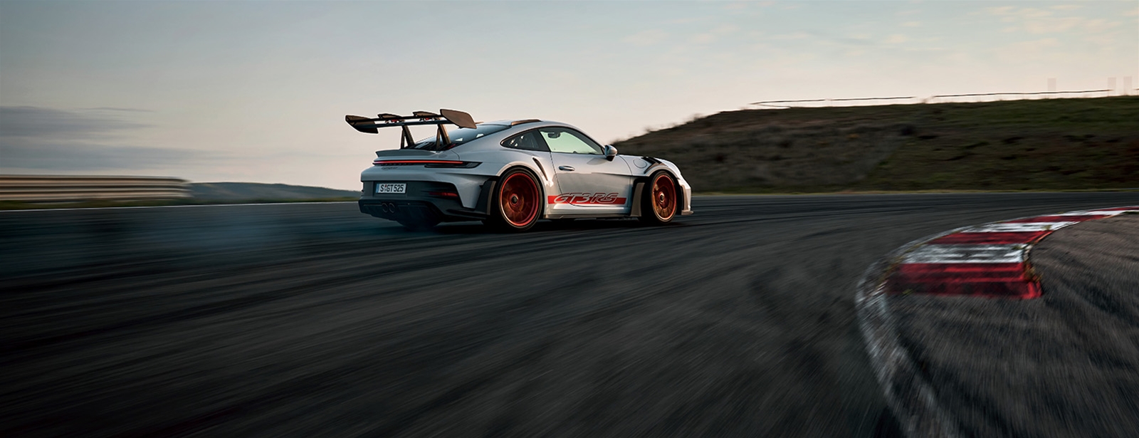 De nieuwe Porsche 911 GT3 RS: gebouwd om maximaal te presteren.